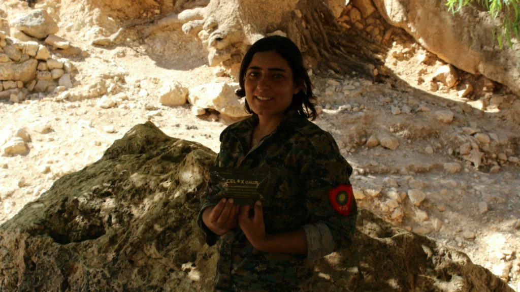 YJŞ-fighter Hêza, from the women fighting units in Shengal, received Celox through this campaign.