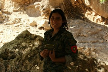 YJŞ-fighter Hêza, from the women fighting units in Shengal, received Celox through this campaign.